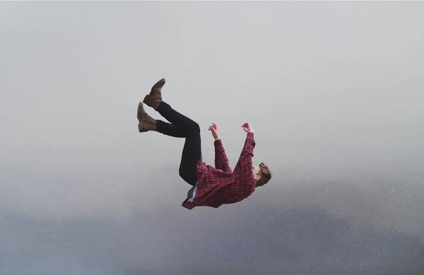 Mann im freien Fall