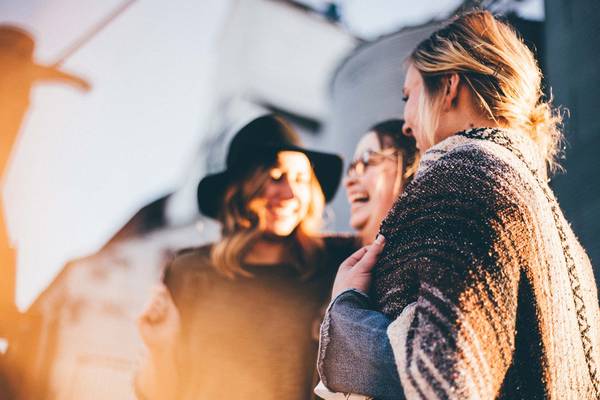 Gruppe mit 3 Frauen lacht